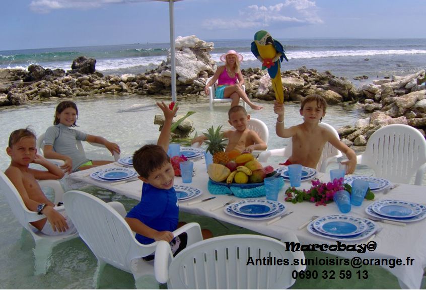 antilles-sun-loisirs-marcobay-table-enfants-les-pieds-dans-l-eau.jpg